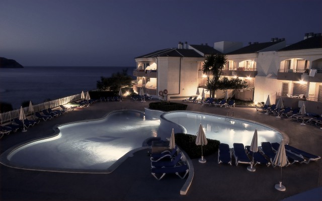 Das Gewinnerbild: Hotelpool (flared)